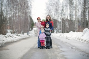 Särkijärvien perhe ei ole ainoa suomen- ja meänkielinen perhe Ruotsin Kainuussa. Kunnan peruskouluissa opiskelee yli 50 koululaista suomen kieltä ja yksi meänkieltä äidinkielenään.