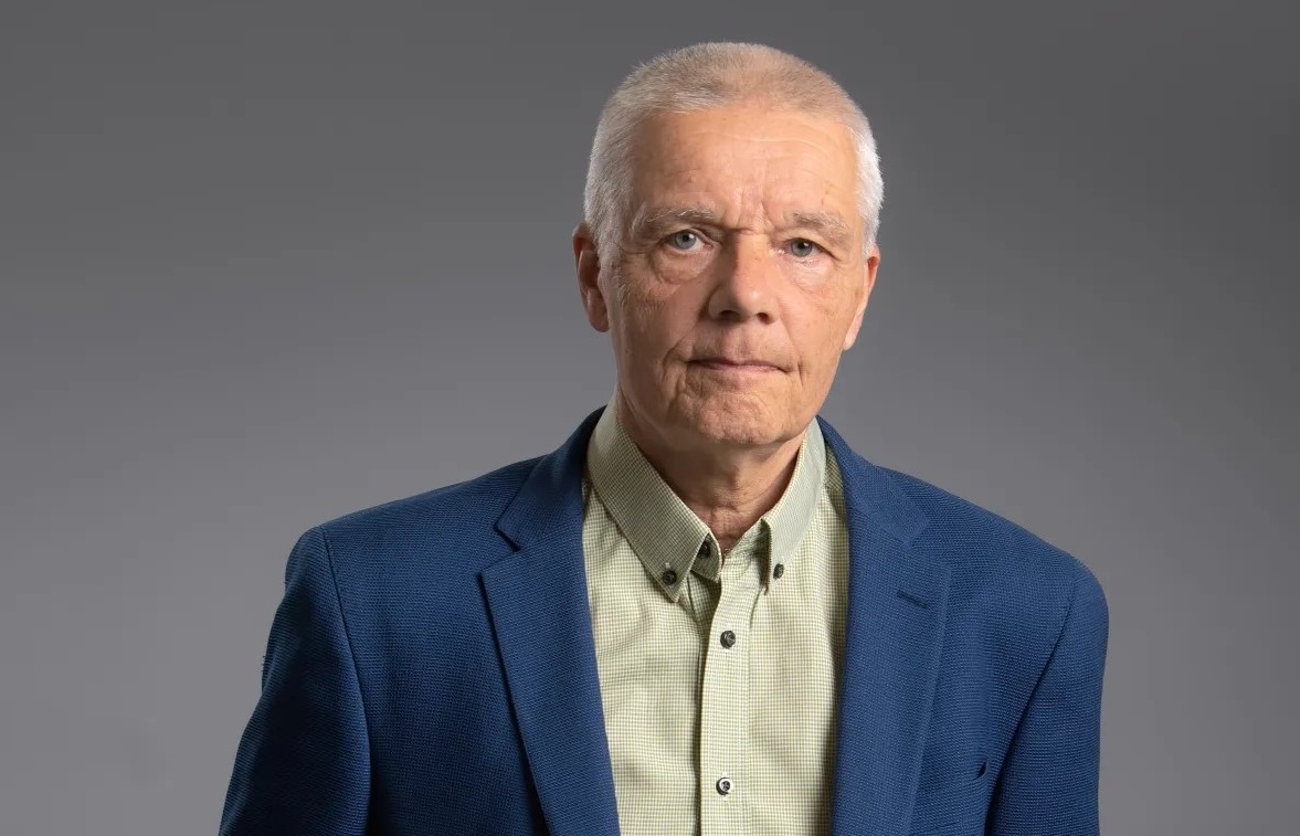 Lähikuva Tapio Rädystä studiokuvassa.