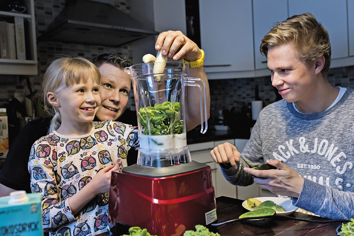 Blenderi on Saarisen perheessä kovassa käytössä. Tällä kertaa sitä ovat täyttämässä Juuso Saarinen (oik.) sekä Vesa Saarinen sylissään Enni.