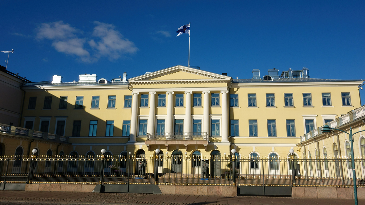Oliver ja Veikko pohtivat presidentinvaaleja. Lapset juttusilla.