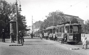 Raitiovaunukuljettajat yhteispotretissa Kaisaniemen pysäkillä 1930-luvulla.