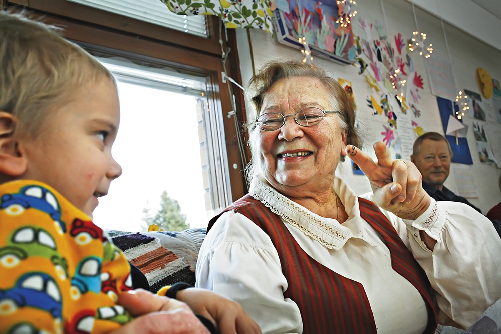 Elmeri Keihäsniemeä naurattavat Ulla Toivosen nukkesormet.
