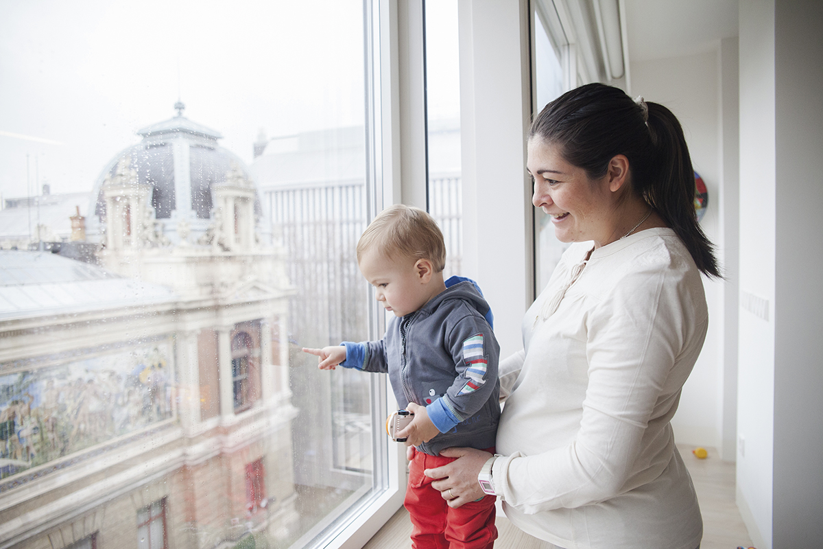 Espanjassa työpäivät ovat pitkiä ja monet perheet palkkaavat lapsille kotiin hoitajan. Lastenhoitajat ovat poikkeuksetta maahanmuuttajia tai siirtolaisia, joilla on usein omia lapsia kotimaassaan.