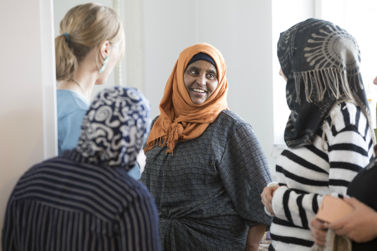 Ilmi tekee talolla työharjoittelua ja kertoo Minnalle, Berevanille, Ameerahille ja Emilianalle tulevasta näyttökokeestaan.