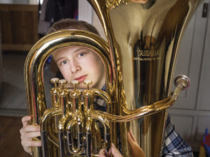 Lauri innostui soittamaan tuubaa kuunneltuaan veljensä Tuomon trumpetinsoittoa.