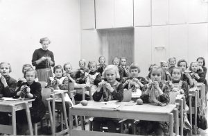 Jämsänkosken keskuskoulun tyttöjen käsityötunti vuonna 1954. Nevalainen / Suomen käsityön museo