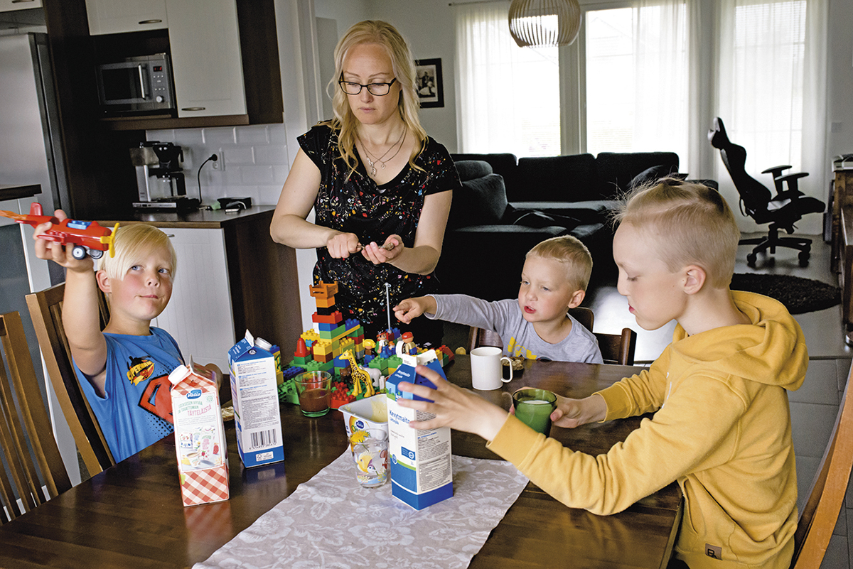 Tami, Annika, Niila ja Juska välipalalla koulun jälkeen. Juttua riittää, kun kaikilla on omat tarinansa kerrottavana.
