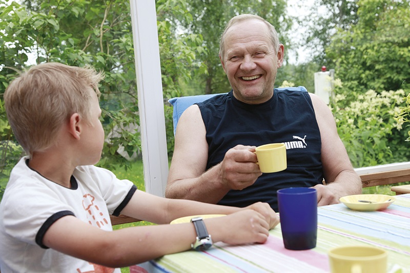 Juuso ja ukkinsa Seppo Vikiö nauttivat aamupalaa katetulla terassilla.