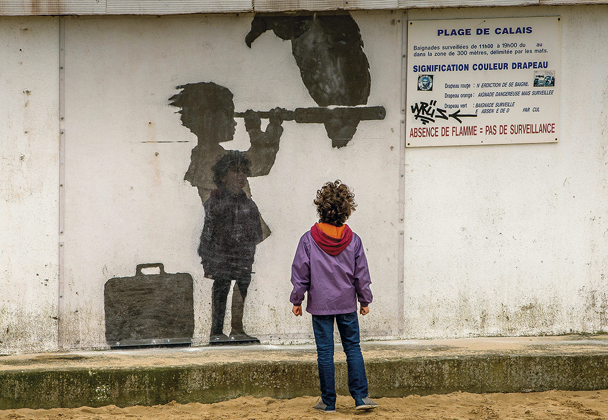 Maailmankuulu graffititaiteilija Banksy on maalannut Calais'n Viidakkoon useita graffiteja.