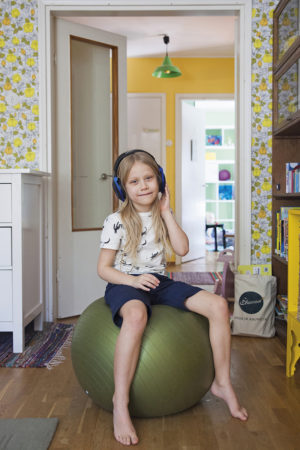 Raafael Sieppi rakastaa äänikirjoja. Niitä voi kuunnella langattomien kuulokkeiden avulla missä tahansa.