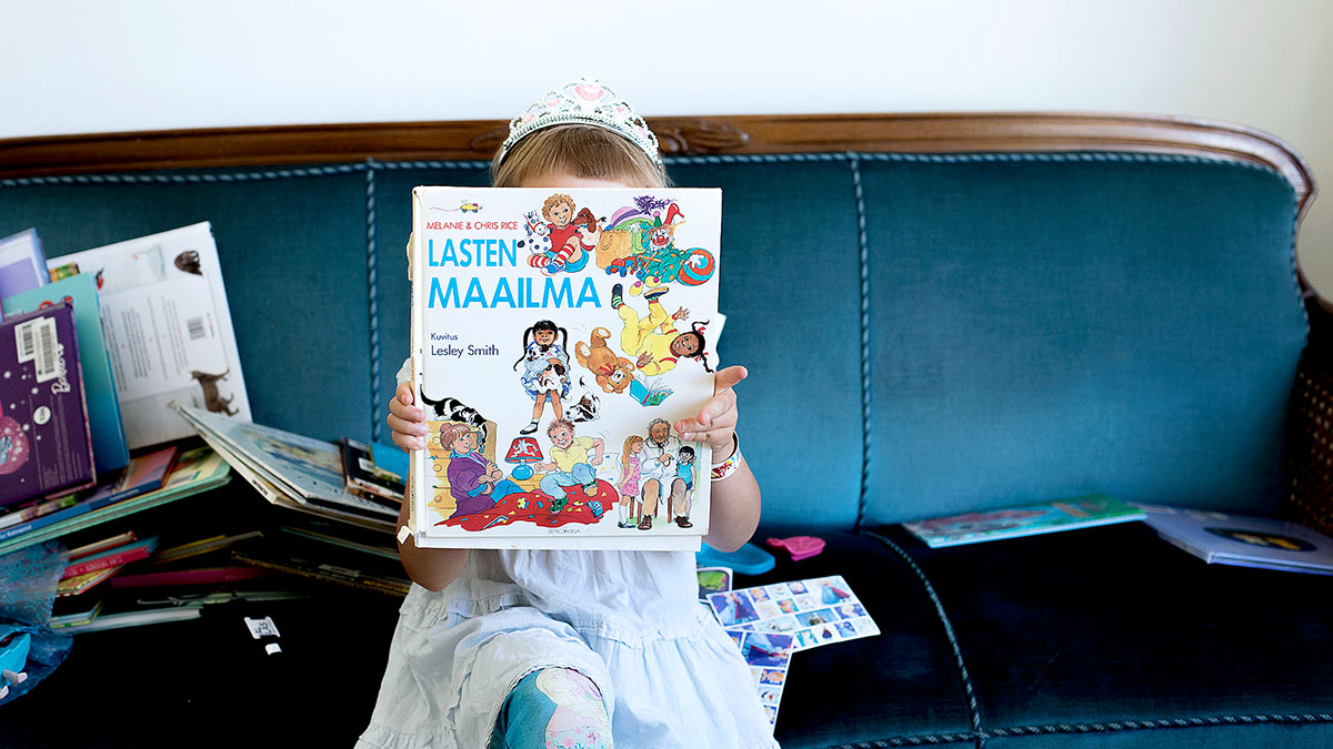 Viisi ja puolivuotiaat identtiset kaksoset Helmi ja Lempi Suutari rakastavat kirjoja. He kantavat niitä koko sohvallisen täyteen. Kirjoja heille lukee pääasiassa isä.