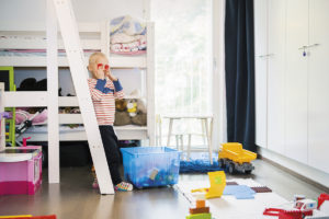 Heikki Merikivi ei ole omaa huonetta kaivannut. On turvallista nukkua, kun siskot uinuvat samassa huoneessa. Oma huone vai ei? Asiantuntijat ja lapset vastaavat.