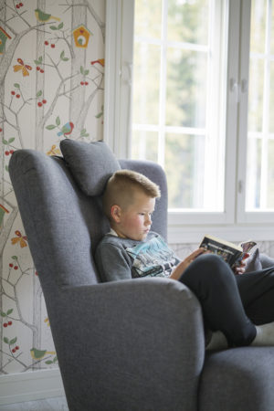 Aarni Salinin lempipaikka omassa huoneessa on harmaa nojatuoli, jossa hän tavallisesti lukee tai pelaa puhelimella.