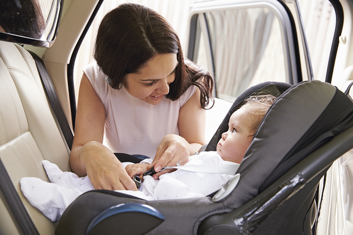 Vauva autossa lisää onnettomuusriskiä. Nuorilla naiskuljettajilla, joilla on kyydissä alle vuoden ikäinen lapsimatkustaja, on kohonnut riski joutua kuolemaan johtavaan liikenneonnettomuuteen.