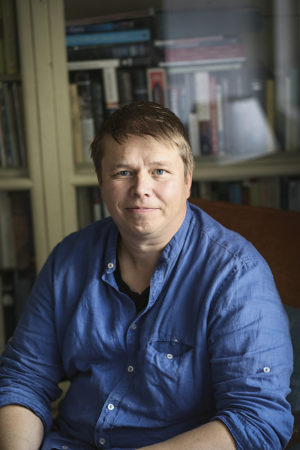 Kalle Niinikangas on isä ja runoilija, joka kirjoittaa poikansa Toivon Downin syndroomasta kaunistelemattoman vakavasti ja rakastavan leikkisästi.