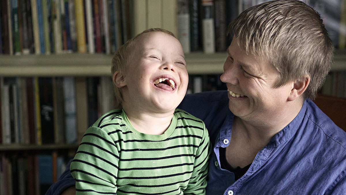 Kalle Niinikangas on isä ja runoilija, joka kirjoittaa poikansa Toivon Downin syndroomasta kaunistelemattoman vakavasti ja rakastavan leikkisästi.