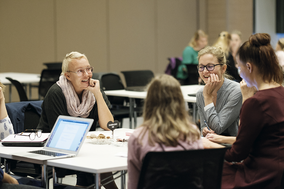 Erityisluokanopettaja Minna Kamppuri Tikkamäen koulusta (vas.), tutkija Hanne Kivimäki THL:stä, ja erityisasiantuntija Tiia Hipp Lastensuojelun Keskusliitosta saivat Tesoman yhtenäiskoulua käyvältä Milja Suomelta (selin) hyviä ideoita osallistaa oppilaita.