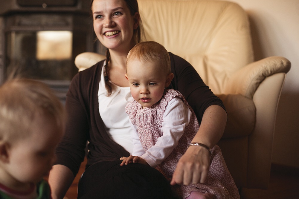 Annika Björkgren ja Venla-tytär viihtyvät vauvatreffeillä.