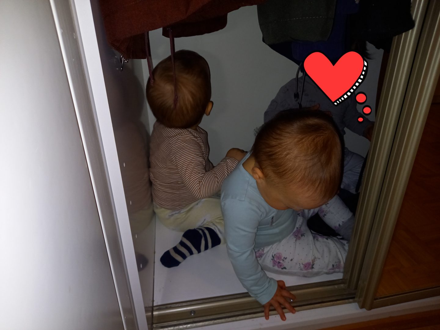 Kolme 1-vuotiasta vaatekaapissa.