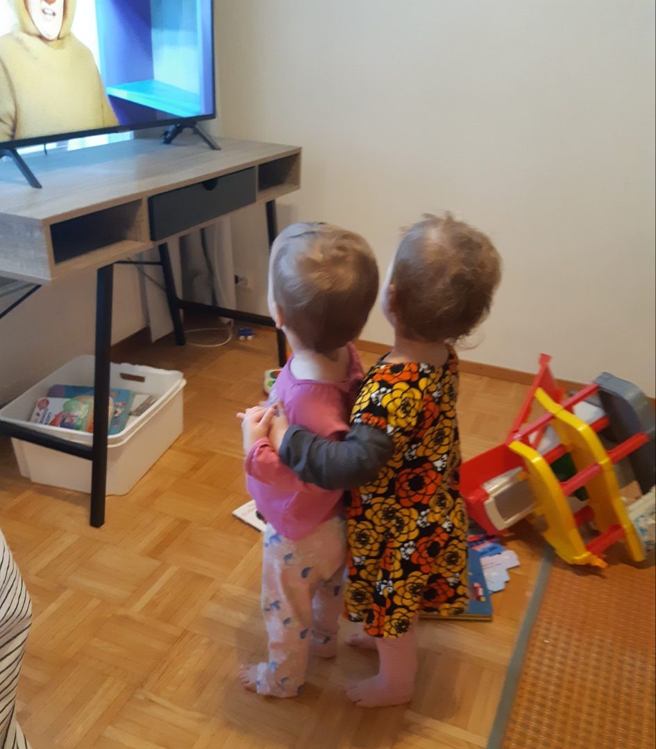 Kaksi lasta halaa toisiaan.