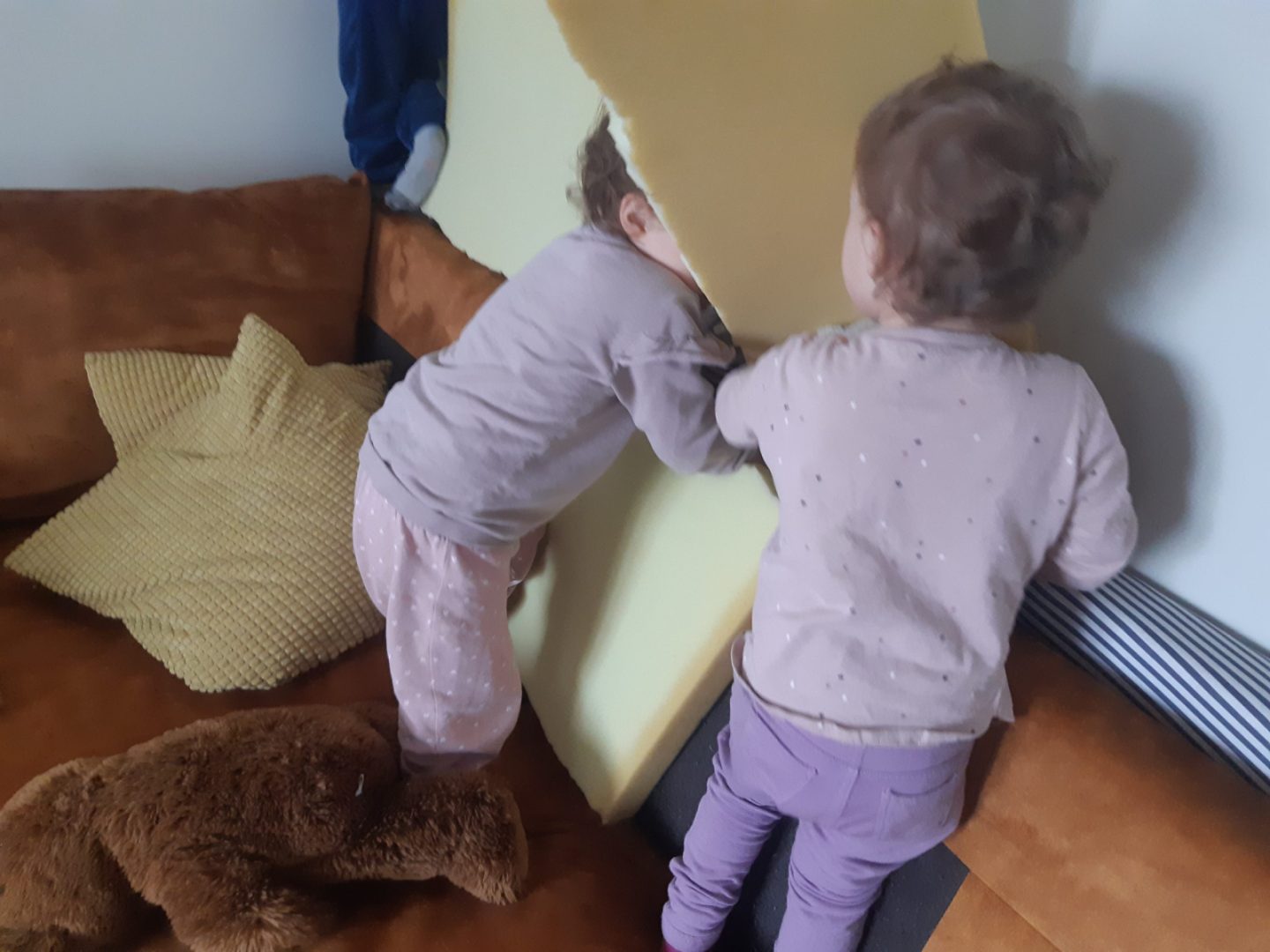 Lapset sohvalla vaahtomuovipalojen kanssa.