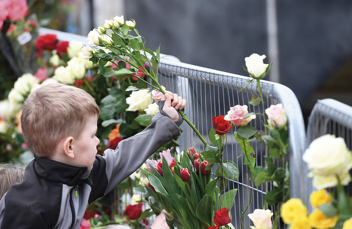 Yksi Tukholman terrori-iskussa perjantaina 7. huhtikuuta kuolleista oli 11-vuotias Ebba Åkerlund, joka oli matkalla koulusta kotiin. Kuvan poika on saapunut Sergelin torille sunnuntaina kaksi päivää iskun jälkeen.