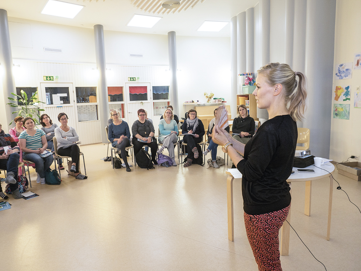 ”On tärkeää houkutella liikkumaan nekin lapset, jotka eivät koe liikuntaa omaksi jutukseen”, Innostun liikkumaan -kouluttaja Jenni Aikio muistutti lahtelaisille varhaiskasvattajille.