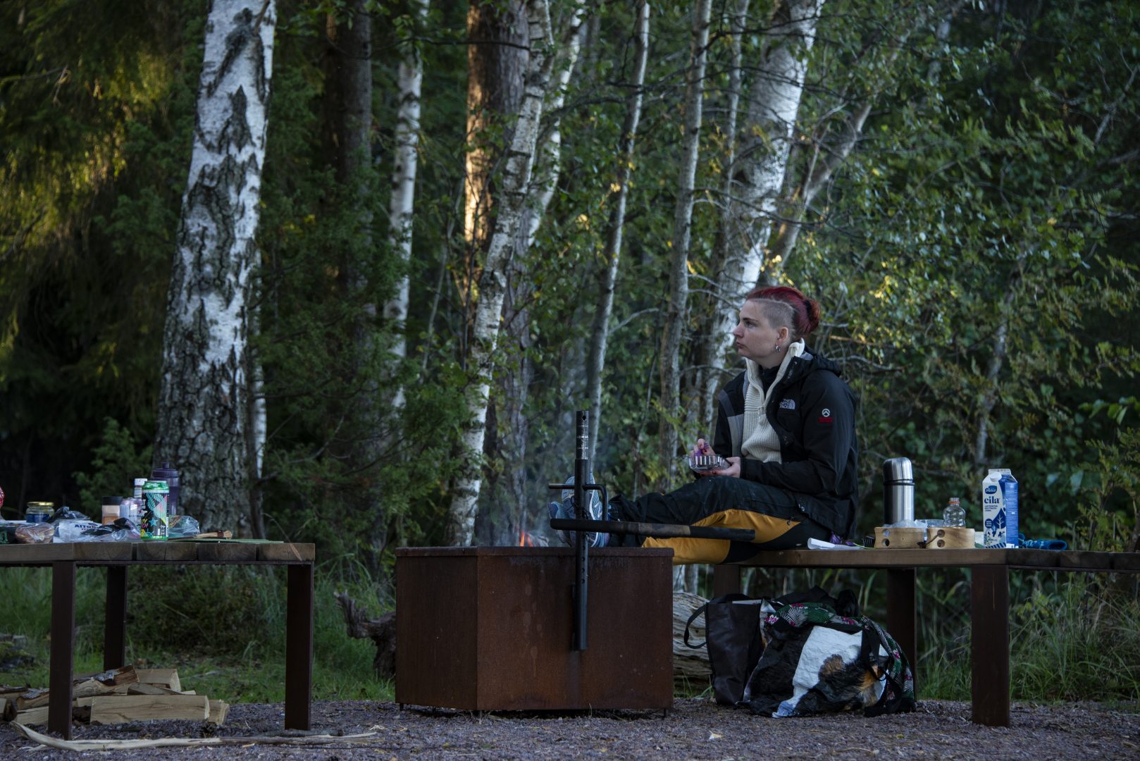 tulipaikka, retkeily, nainen istuu, luonto