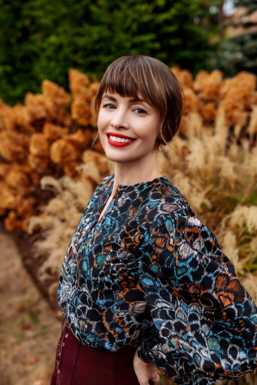 Annabella Daily hymyilee kameralle syksyisessä puistossa.