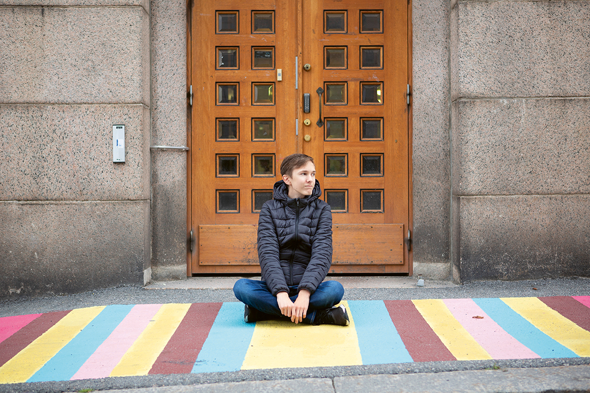 Eetu Hukkanen, 13, istuu Tampereen keskustassa sijaitsevan kaupungin nuorten toimintatilan edessä.