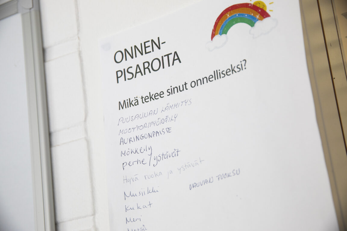 Kuva muistilapusta, johon on kirjoitettu onnellisuutta tuovia asioita. 