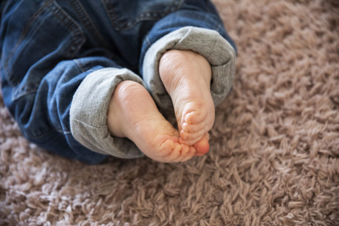 Vauvan varpaat matolla. 