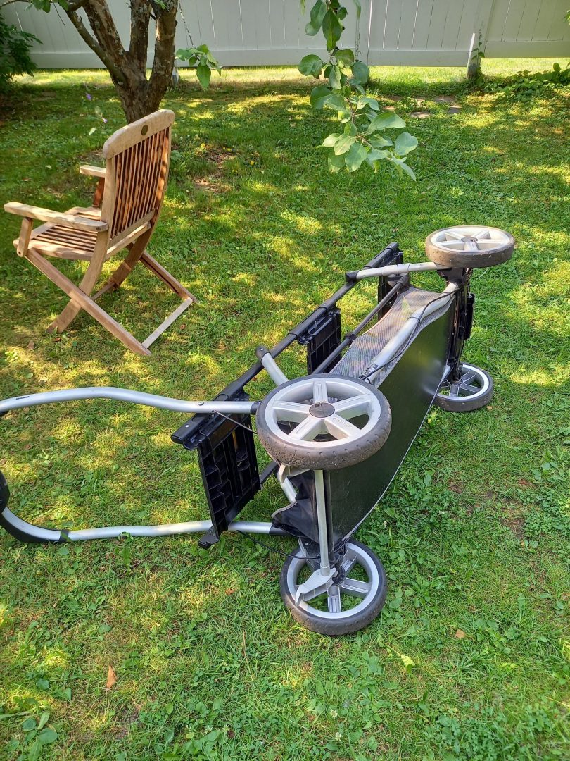 Kolmosten rattaat kenollaan maassa puun alla.