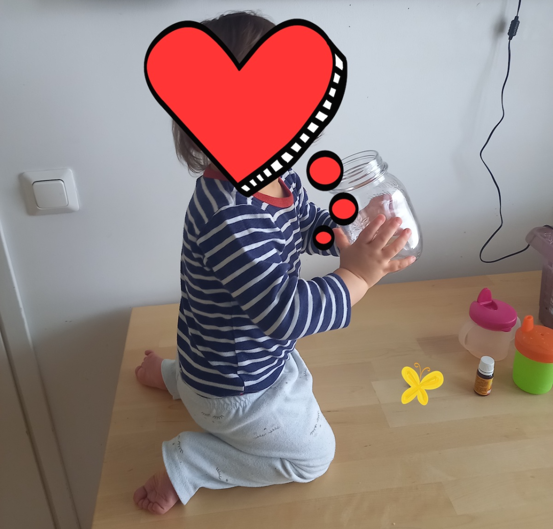 Lapsi pöydällä polvillaan.