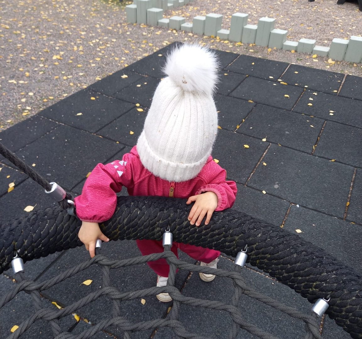 Lapsi pipo päässä niin syvällä ettei kasvoja näy.
