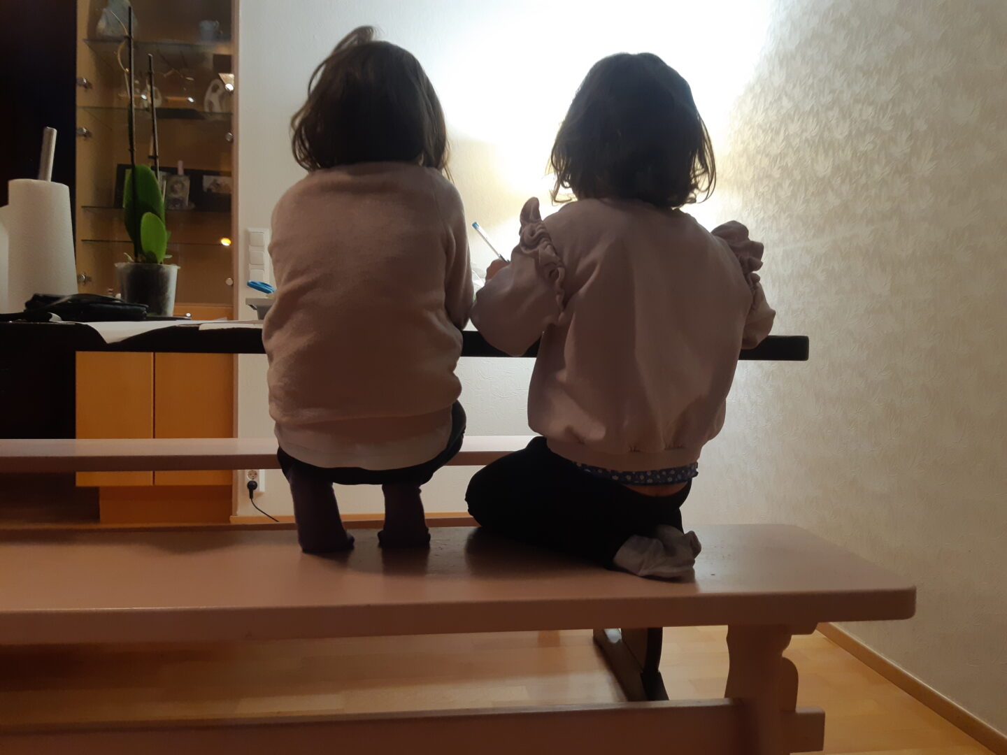 Kaksi lasta pöydän ääressä.