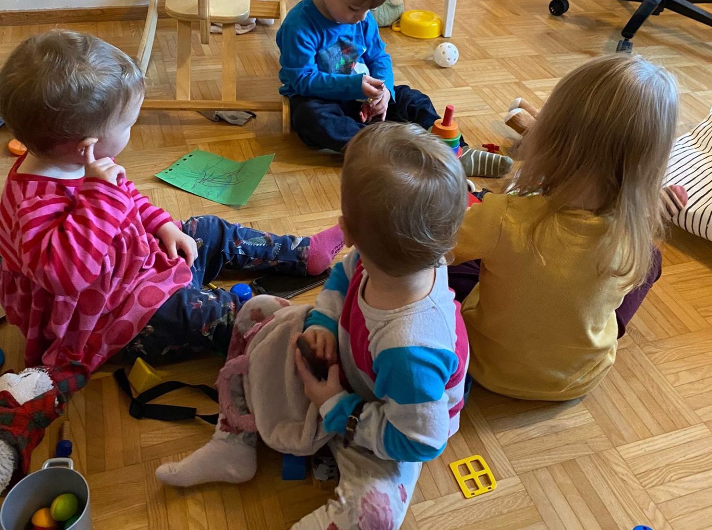 Lapsia leikkimässä.