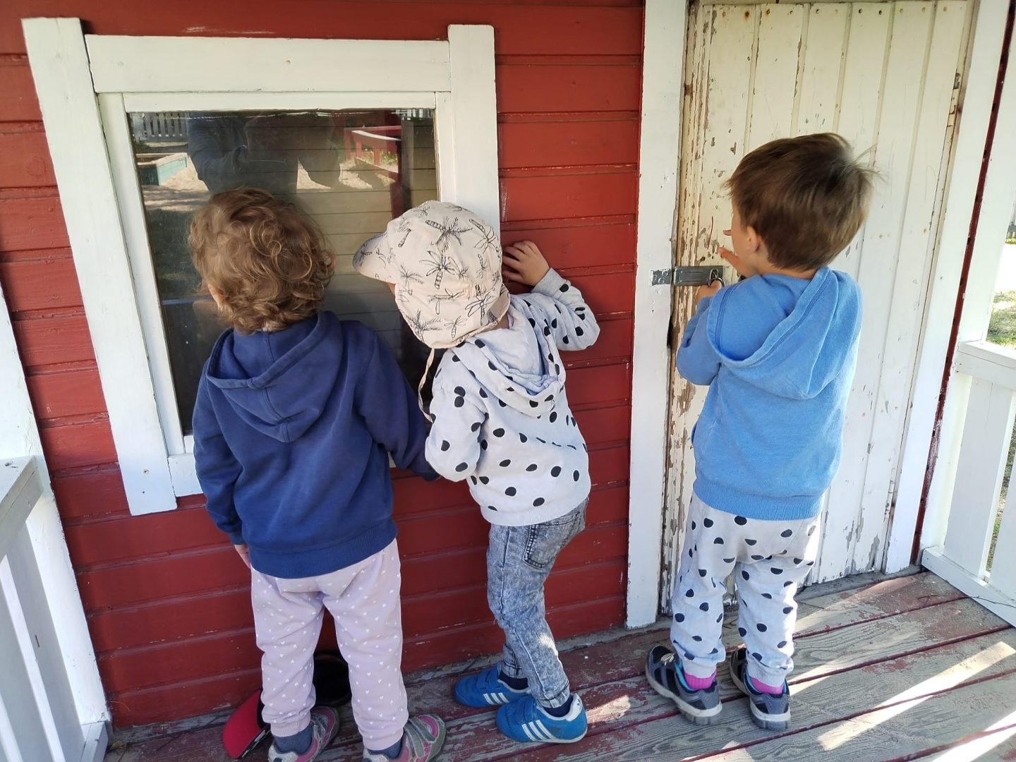 Päiväkodin pihassa leikkimässä monitoimihenkilömme kanssa. Kuva: aupairimme/ystävämme/lastenhoitajamme/"lastemme isosisko".