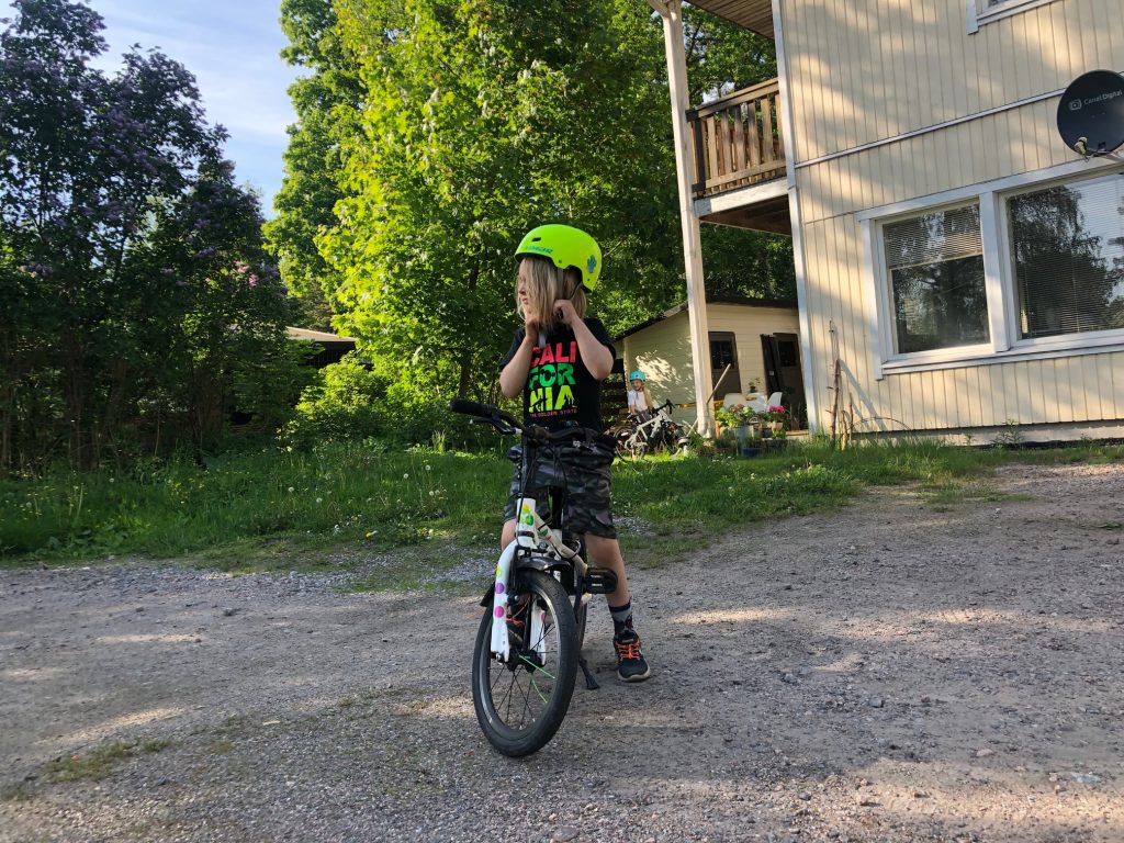 Lapsi pyöräilee