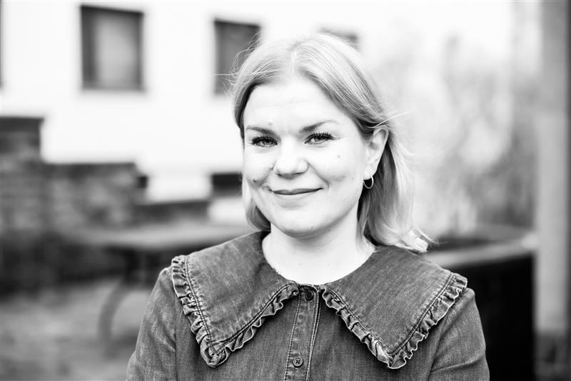 Mustavalkoinen kasvokuva Kirsi Hokkilasta
