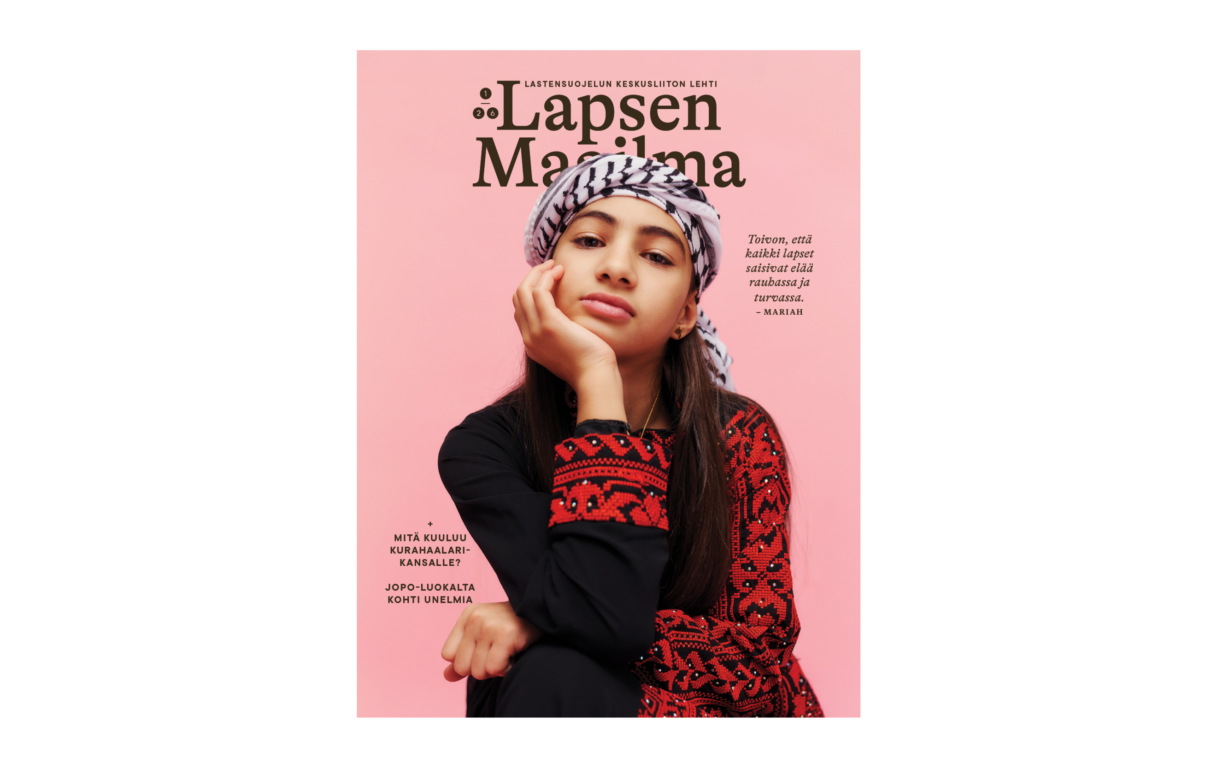 Palestiinan kansallispukuun pukeutunut 11-vuotias Mariah katsoo studiossa otetussa valokuvassa kohti kameraa.