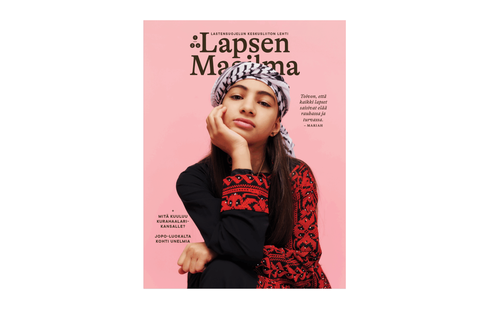 Lapsen Maailman kansikuva, jossa tyttö katsoo kameraan päässään palestiinalaishuivi.