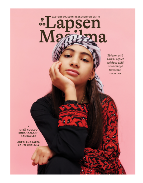 Palestiinan kansallispukuun pukeutunut 11-vuotias Mariah katsoo studiossa otetussa valokuvassa kohti kameraa.