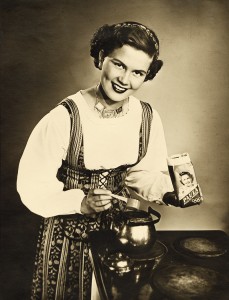Pauligin Paula-tyttö Sinikka Kekki pukeutui Sääksmäen kansallispukuun 1950-luvulla. Kuva Paulig
