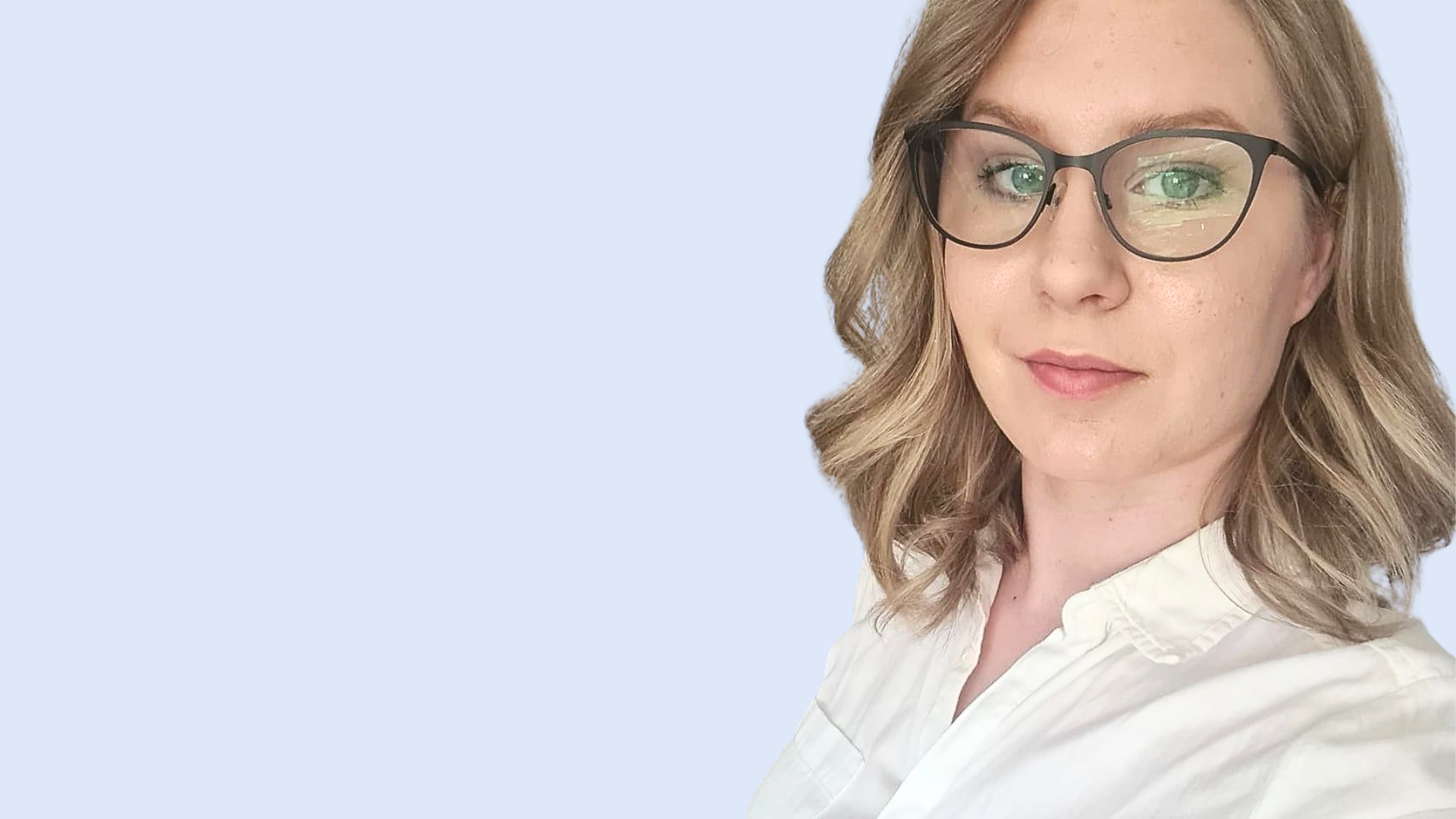 Vaaleansiniselle taustalle syvätty lähikuva Helena Inkisestä.