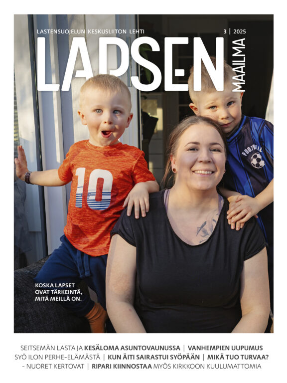 LM325-Kansikuva iso Lapsen Maailma -lehden kansi, jossa äiti ja kaksi pientä poikaa nauravat.