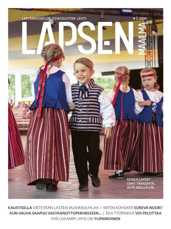 Lapsen Maailman kansikuva 4/2024, jossa lapset tanssivat kansantansseja.