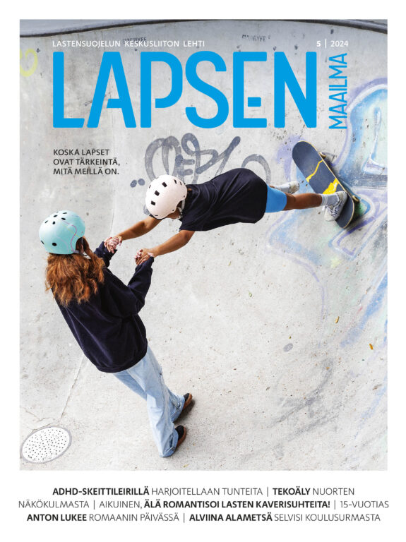 Lapsen Maailma 5/2024 kansi, jossa nuori ADHD-leiriläinen auttaa leirillä olevaa toista rullalautailevaa lasta.