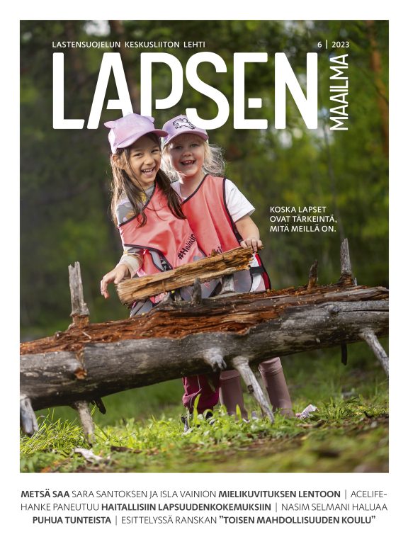 Lapsen Maailma 6/2023 kansikuva, jossa kaksi tyttöä leikkii puunrungolla.