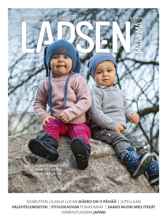 Lapsen Maailman 8/2024 kannessa kaksi pientä lasta istuu kalliolla.